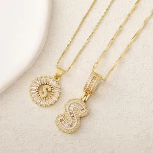 Set de collar con letra S chapado en oro con piedras circonitas brillantes, detalles elegantes.