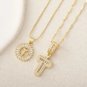 Conjunto de collar con colgante de letra T de circonita cúbica y latón chapado en oro.