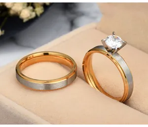 Minimalistische titanium stalen koppel ringenset met zirkoon, elegant tweekleurig detail shot.