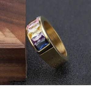 Nahaufnahme Detail der bunten Baguette Zirkonia Titanstahl Ring Textur und glänzenden Steine.