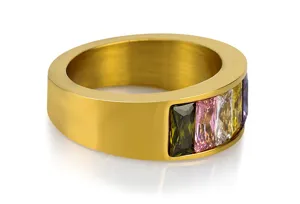 Detailansicht eines breiten goldenen Edelstahlrings mit bunten Baguette Kristallen.