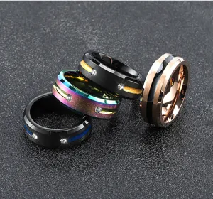 Detalle de anillo acero inoxidable con circonitas y superficie pulida multicolor brillante.