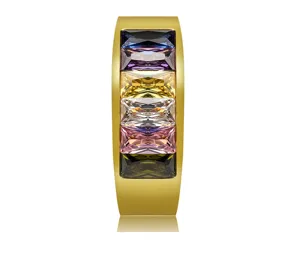Nahaufnahme des breiten goldenen Titanstahlrings mit farbigen Baguette-Zirkoniasteinen.