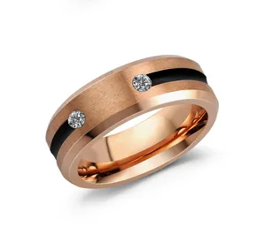 Anillo de acero inoxidable en oro rosa con ranura negra y piedras brillantes para moda.