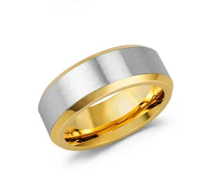 Λεπτομερής λήψη ανδρικού δαχτυλιδιού από ανοξείδωτο ατσάλι σε διπλό τόνο με βουρτσισμένο ασήμι.