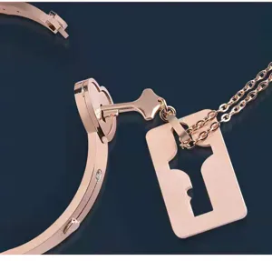 Vista detallada en primer plano del conjunto de joyas con candado de acero en tono oro rosa.
