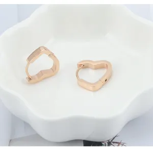 Minimale Edelstahl Herz Creolen Ohrringe in Roségold, schicke alltägliche Schmuck Details.