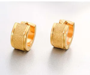 Pendientes de aro esmerilados de acero inoxidable, diseño de joyería dorada minimalista.