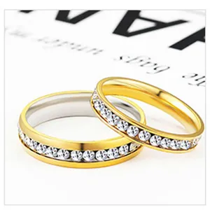 Primer plano del anillo de estrás en acero inoxidable, elegante detalle de joyería fino.