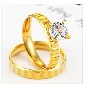 Anillo de mujer de acero inoxidable con piedra de circonita brillante y diseño ranurado.