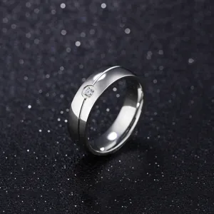 Anillo de acero inoxidable para mujer con diseño ranurado y brillante incrustación.
