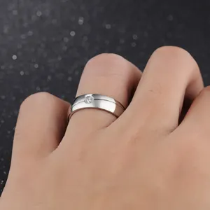 Anillo de acero inoxidable con diamante brillante y detalle de ranura mujer moda.