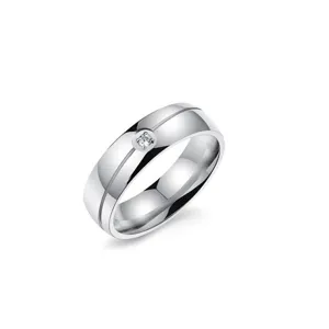 Anillo de acero inoxidable para mujer con diseño ranurado elegante y cristal brillante.