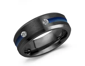 Primer plano detallado de un anillo de acero negro con incrustación azul y piedras brillantes.