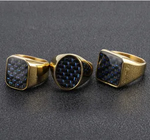 Anillo de hombre de acero de titanio dorado con fibra de carbono azul, elegante detalle.