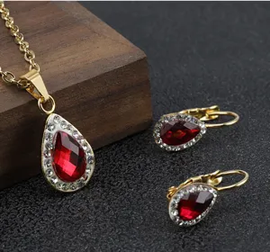 Gedetailleerde close-up van de elegante rode kristallen ketting en oorbellen set.