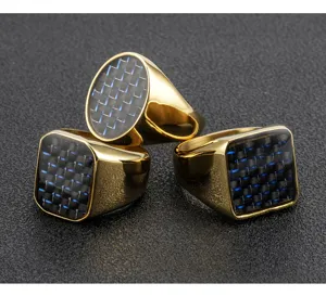 Vista detallada en primer plano de anillos de acero titanio dorado para hombres con carbono.