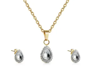 Close-up van een goudkleurige druppelhanger ketting en bijpassende oorknopjes.