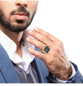 Vista de detalle de anillo sello de hombre en oro con incrustación de carbono y acero titanio.