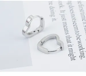 Minimalistische Herz-Creolen aus Edelstahl für Damen, schicke kleine Huggie Ohrringe Alltag.