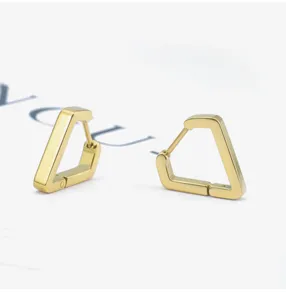 Pendientes de aro triangulares geométricos dorados detalle, accesorio acero inoxidable.