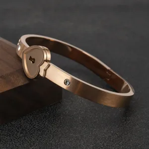 Conjunto de Joyería para Pareja Romántico Pulsera de Cerradura Concéntrica de Corazón Acero de Titanio Strass Collar Colgante Llave