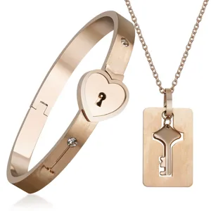 Conjunto de joyas de acero inoxidable oro rosa pulsera candado de corazón y collar con llave.
