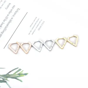 Pendientes de aro geométricos poligonales de acero inoxidable en oro, plata y oro rosa.