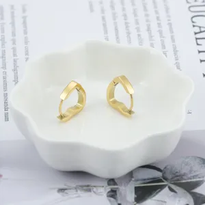 Minimalistische goldene Herz Edelstahl Creolen, schickes Nischen-Design, ideales Geschenk für Sie.