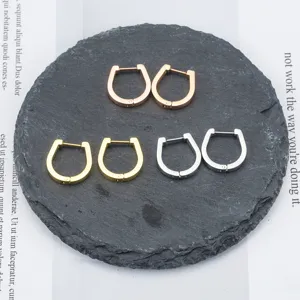 Pendientes de aro ovalados de acero inoxidable lisos, diseño metálico moderno y versátil.