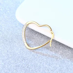 Goldene Herz Creolen mit glitzernden Zirkonia Steinen, trendiger Edler Edelstahl Schmuck Damen.