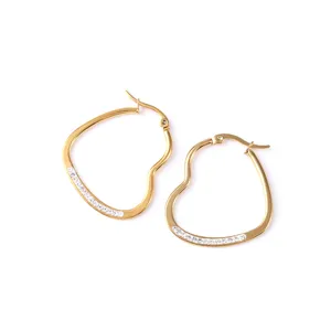 Goldene Edelstahl Herz Creolen Ohrringe mit funkelnden Zirkonia Steinen fuer elegante Damen Mode.