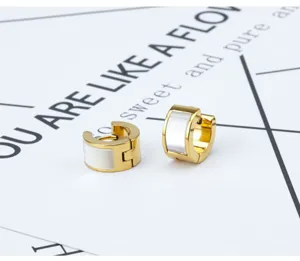 Minimalistische titanium staal creolen met witte schelp inleg voor dames sieraden detail