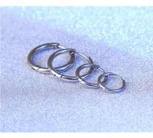 Set di orecchini a cerchio in acciaio inossidabile, design minimalista e alla moda.