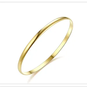 Vue de détail d'un bracelet jonc en métal doré minimaliste surface polie lisse bijou élégant