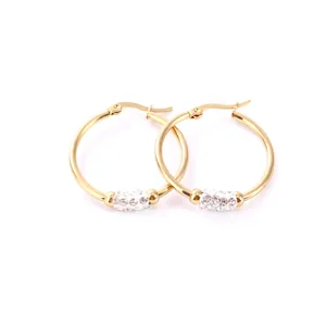 Pendientes de aro de acero inoxidable chapado en oro de 18k con brillantes cristales.