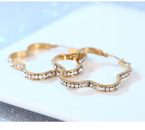 Goldene Edelstahl Kleeblatt Strass Creolen Detailansicht elegantes Damen Schmuckstück