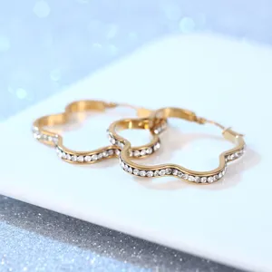 Goldene Kleeblatt Creolen mit glitzernden Strasssteinen, eleganter Edelstahlschmuck für Damen.