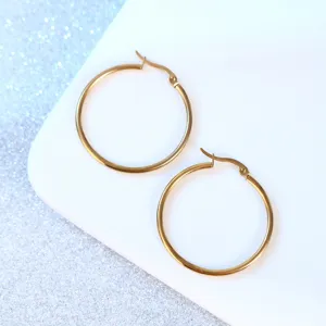 Klassische edelstahl ohrringe kreis gold für damen, minimalistischer metall modeschmuck.