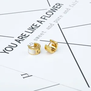 Goudkleurige titanium staal creolen oorbellen met witte schelp inleg, minimalistische dames sieraden
