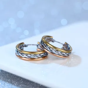 Dreifarbige geflochtene Creolen aus vergoldetem Edelstahl, elegantes Design für Damen.