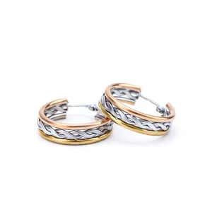 Dreifarbige verflochtene Creolen aus Edelstahl in Gold-, Silber- und Roségold-Optik.