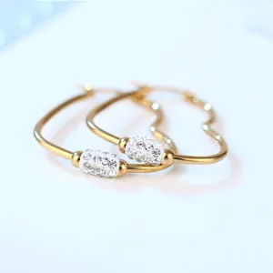 Pendientes de aro de corazón de oro con cuentas incrustadas de cristal de estrás.