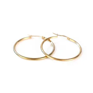Klassische goldene Creolen für Damen, minimalistischer Edelstahl runder Kreis Schmuck Hauptbild.