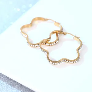 Goldene Edelstahl Vierblatt Blumen Strass Creolen, elegante und süße Damenschmuck Ohrringe.