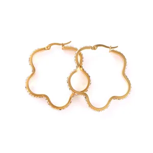 Elegante goldene Edelstahl Bären Creolen mit funkelnden Strasssteinen für Damen.