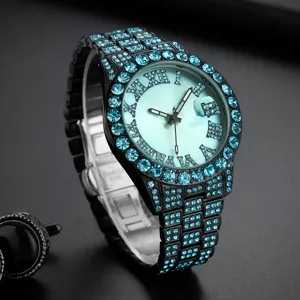Vue détaillée de la montre quartz de luxe en strass bleu avec bracelet en métal noir.