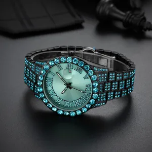 Vue détaillée de la montre noire incrustée de strass bleus avec un cadran menthe.