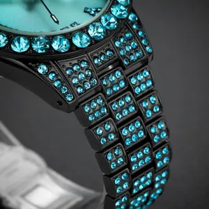 Montre hip-hop glacée en strass de luxe avec cristaux bleus et acier inoxydable noir.