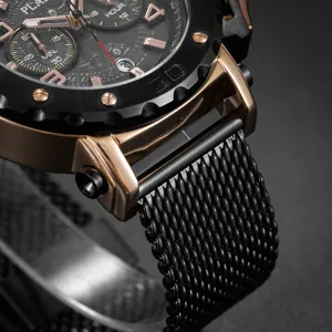 Gros plan détaillé du cadran de montre à quartz, chronographe multifonction et bracelet milanais.